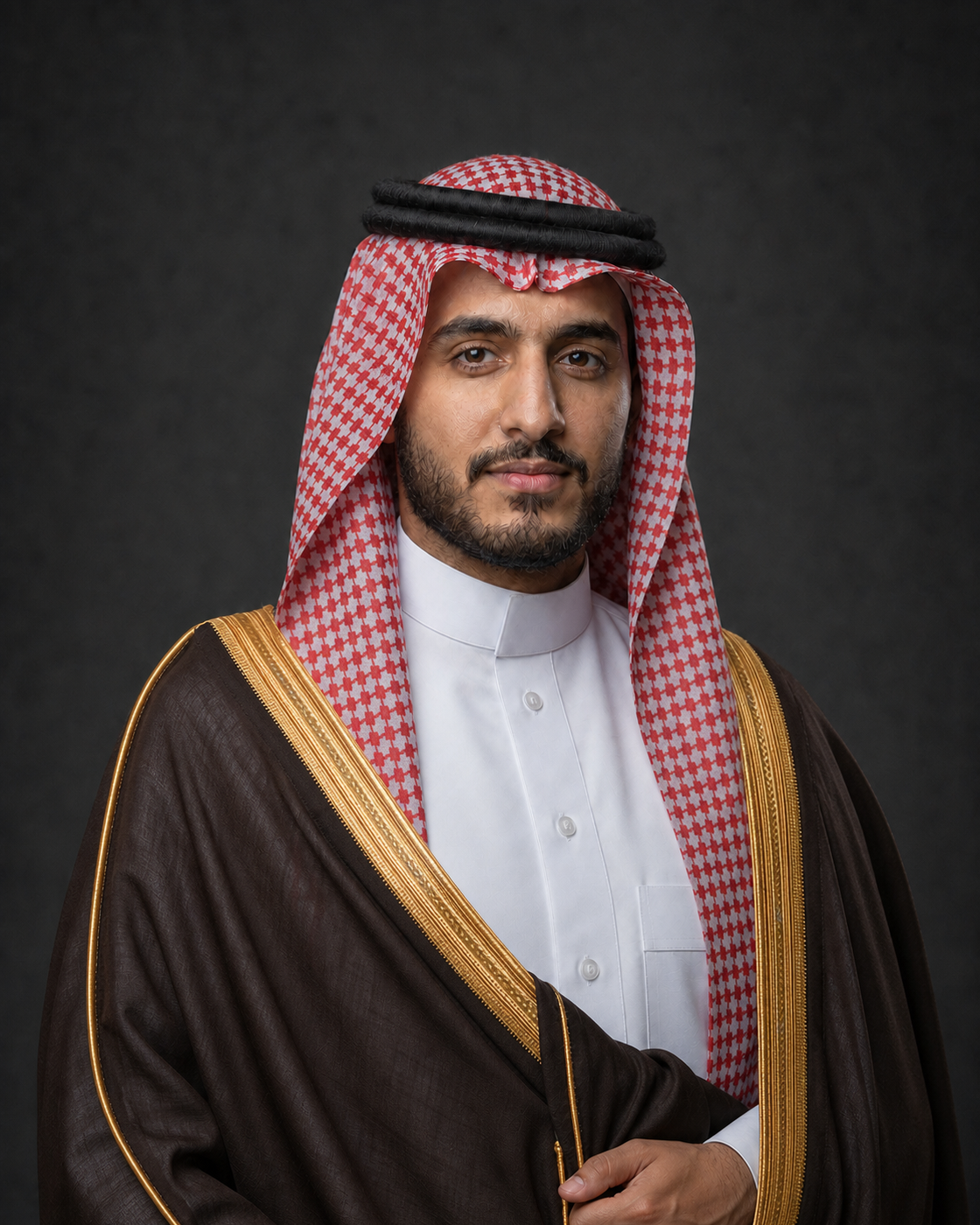 صورة شخصية لرجل بالثوب والشماغ والبشت على خلفية داكنة
